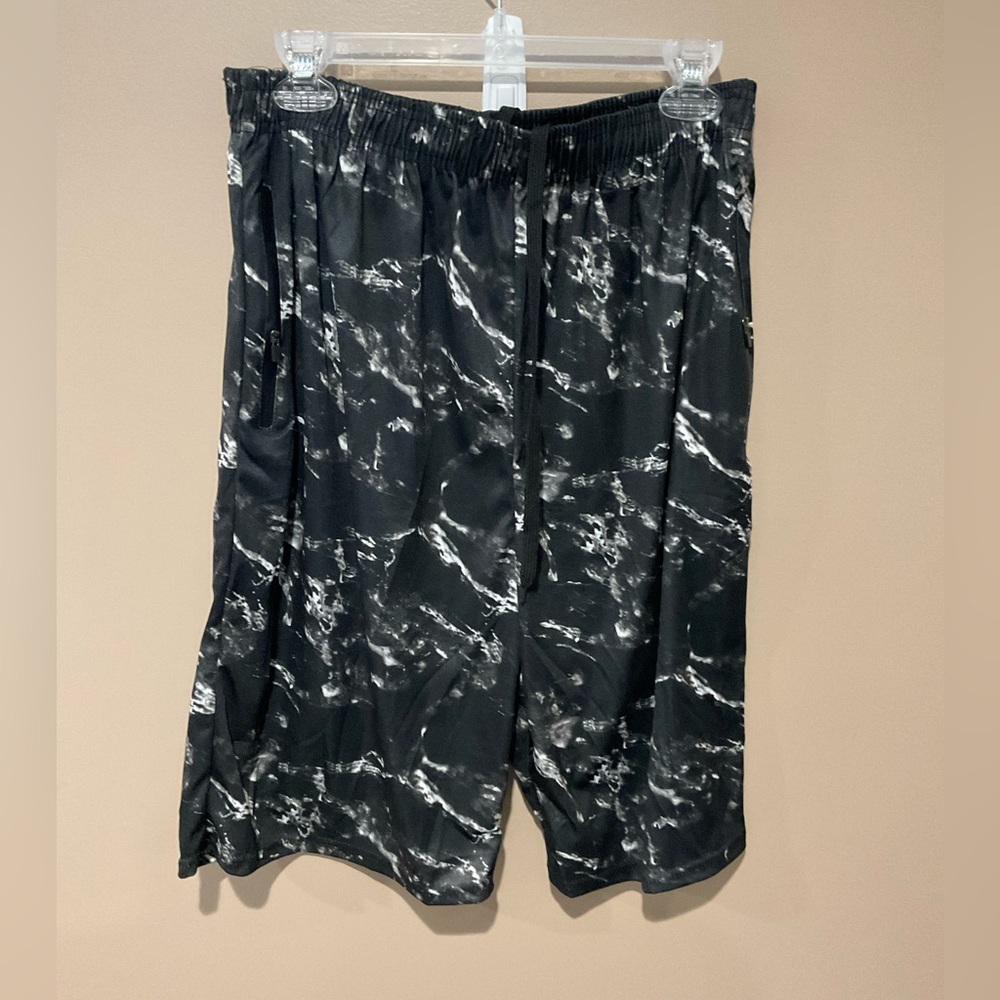 Ultra Performance Mens shorts. Black and white. Size XL